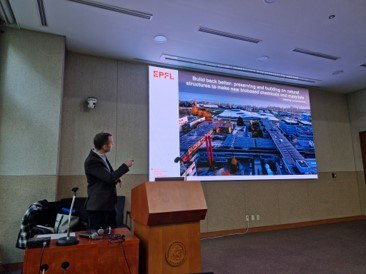 Prof. Jeremy Luterbacher giving a seminar at KIST