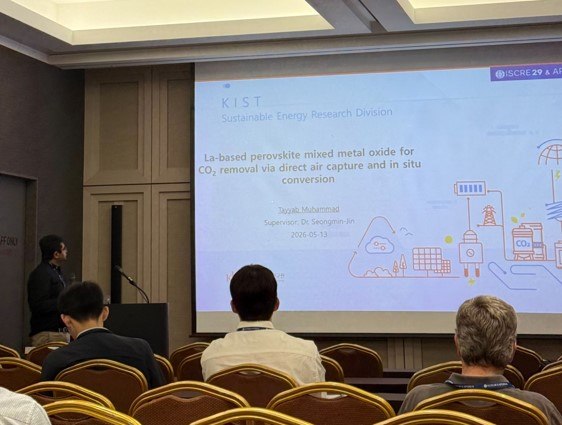 Tayyab giving an oral presentation at ISCRE29